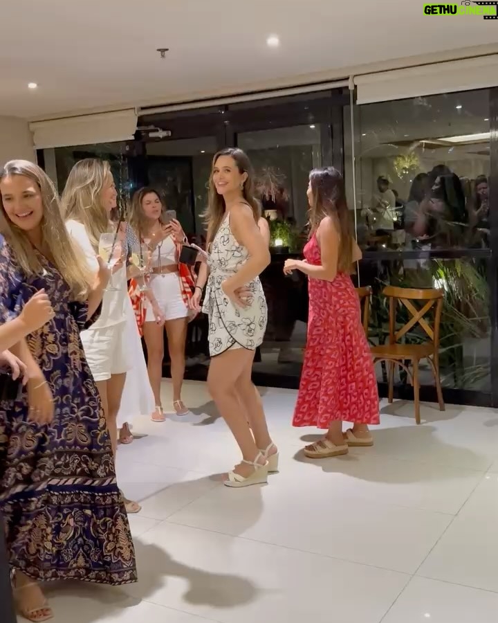 Juliana Paiva - 328.9K Likes - Registro de um dia inesquecível! 🙌🏼💖 (arrasta pro lado)

Reuni a família que nasci com a família que formei na vida! E o resultado não poderia ser outro, uma vibração linda de alegria que fez meu novo ciclo de vida começar com Tudo! 🎂✨✨✨
Amo cada um de vcs!!❤️

Quero agradecer tbm aos meus parceiros que trouxeram muito sabor e ginga pra esse dia tão especial:

 @sushidapraca sempre com qualidade e sabores deliciosos enviaram 3 caixonas de sushi com cuidado e carinho impecável! Muito obrigada💖🍱

@diblasipizzas rechearam a festa com pizzas quentinhas e deliciosas com entregas feitas no decorrer do evento! Incrível! Muito obrigada 💖🍕

E o grupo que me tornei fã e fez a energia rolar em forma de samba @grupobartale Muito sucesso na estrada de vcs! Já me considero madrinha! Muito obrigada por trazerem alegria pro corpo e alma!💖🎉🎼

Começou o MEU ANO!!!🙌🏼🥰🥂✨🎉