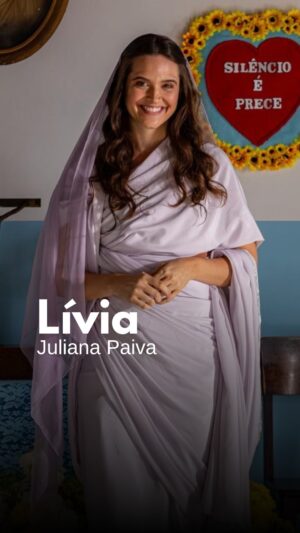 Juliana Paiva Instagram - Juliana Paiva é Lívia, uma figura de luz e o amor das vidas de Emmanuel.

Uma história que atravessa séculos e marca para sempre a jornada desse encontro.

Em breve nos cinemas.