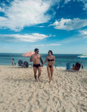 Juliana Paiva Instagram - “Vai menina, fecha os olhos. Solta os cabelos. Joga a vida. Como quem brinca somente. Vai, esquece do mundo. Molha os pés na poça. Mergulha no que te dá vontade. Que a vida não espera por você
Abraça o que te faz sorrir. Não espere. Promessas, vão e vem. Planos, se desfazem. Regras, você as dita. Palavras, o vento leva. Distância, só existe pra quem quer. Os olhos se fecham um dia, pra sempre. E o que importa você sabe,
menina. É o quão isso te faz sorrir. E só.” 🐚🌊🎶🌅

Caio Fernando Abreu