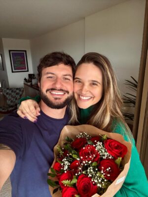 Juliana Paiva Instagram - Aiai, hoje o dia acordou mais romântico, né!?rs
Uma data gostosa pra celebrar o amor e os encontros inesperados que deixam o caminhar da vida mais leve e mais bonito!
Meu amor, que possamos conservar esse sentimento delicioso todos os dias, pq como eu sempre te digo o amor mora nos detalhes e é na rotina que renovamos tudo isso!
Obrigada por cuidar da gente e se dedicar para irmos juntos, sempre e mais!
Te amo todos os dias e quero seu coração sempre juntinho do meu dentro do nosso abraço gostoso que acolhe e reinicia!
Que bom que é vc!
Feliz dia dos namorados, minha escolha!👩🏼‍❤️‍💋‍👨🏻❤️💐✨💫