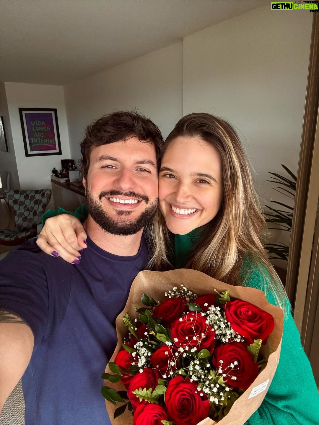 Juliana Paiva - 80.5K Likes - Aiai, hoje o dia acordou mais romântico, né!?rs
Uma data gostosa pra celebrar o amor e os encontros inesperados que deixam o caminhar da vida mais leve e mais bonito!
Meu amor, que possamos conservar esse sentimento delicioso todos os dias, pq como eu sempre te digo o amor mora nos detalhes e é na rotina que renovamos tudo isso!
Obrigada por cuidar da gente e se dedicar para irmos juntos, sempre e mais!
Te amo todos os dias e quero seu coração sempre juntinho do meu dentro do nosso abraço gostoso que acolhe e reinicia!
Que bom que é vc!
Feliz dia dos namorados, minha escolha!👩🏼‍❤️‍💋‍👨🏻❤️💐✨💫