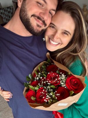 Juliana Paiva Instagram - Aiai, hoje o dia acordou mais romântico, né!?rs
Uma data gostosa pra celebrar o amor e os encontros inesperados que deixam o caminhar da vida mais leve e mais bonito!
Meu amor, que possamos conservar esse sentimento delicioso todos os dias, pq como eu sempre te digo o amor mora nos detalhes e é na rotina que renovamos tudo isso!
Obrigada por cuidar da gente e se dedicar para irmos juntos, sempre e mais!
Te amo todos os dias e quero seu coração sempre juntinho do meu dentro do nosso abraço gostoso que acolhe e reinicia!
Que bom que é vc!
Feliz dia dos namorados, minha escolha!👩🏼‍❤️‍💋‍👨🏻❤️💐✨💫