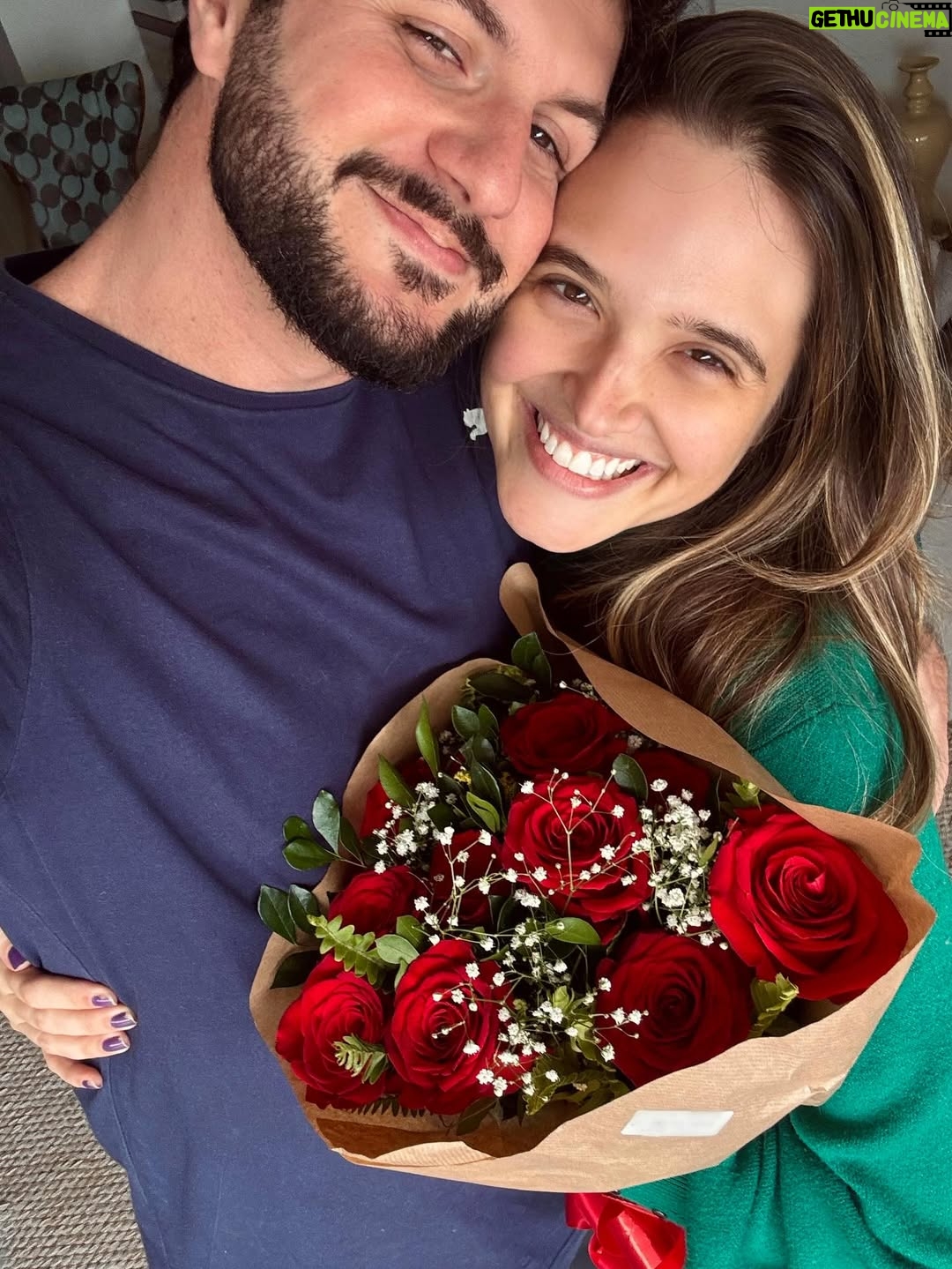 Juliana Paiva - 80.5K Likes - Aiai, hoje o dia acordou mais romântico, né!?rs
Uma data gostosa pra celebrar o amor e os encontros inesperados que deixam o caminhar da vida mais leve e mais bonito!
Meu amor, que possamos conservar esse sentimento delicioso todos os dias, pq como eu sempre te digo o amor mora nos detalhes e é na rotina que renovamos tudo isso!
Obrigada por cuidar da gente e se dedicar para irmos juntos, sempre e mais!
Te amo todos os dias e quero seu coração sempre juntinho do meu dentro do nosso abraço gostoso que acolhe e reinicia!
Que bom que é vc!
Feliz dia dos namorados, minha escolha!👩🏼‍❤️‍💋‍👨🏻❤️💐✨💫