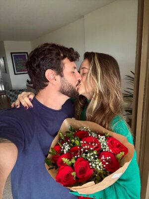 Juliana Paiva Instagram - Aiai, hoje o dia acordou mais romântico, né!?rs
Uma data gostosa pra celebrar o amor e os encontros inesperados que deixam o caminhar da vida mais leve e mais bonito!
Meu amor, que possamos conservar esse sentimento delicioso todos os dias, pq como eu sempre te digo o amor mora nos detalhes e é na rotina que renovamos tudo isso!
Obrigada por cuidar da gente e se dedicar para irmos juntos, sempre e mais!
Te amo todos os dias e quero seu coração sempre juntinho do meu dentro do nosso abraço gostoso que acolhe e reinicia!
Que bom que é vc!
Feliz dia dos namorados, minha escolha!👩🏼‍❤️‍💋‍👨🏻❤️💐✨💫