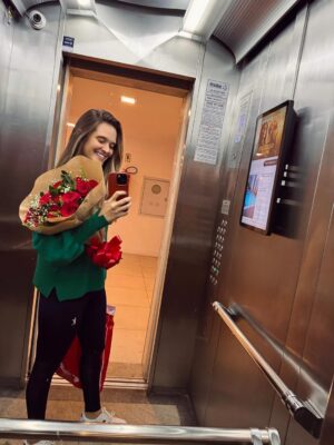 Juliana Paiva Instagram - Aiai, hoje o dia acordou mais romântico, né!?rs
Uma data gostosa pra celebrar o amor e os encontros inesperados que deixam o caminhar da vida mais leve e mais bonito!
Meu amor, que possamos conservar esse sentimento delicioso todos os dias, pq como eu sempre te digo o amor mora nos detalhes e é na rotina que renovamos tudo isso!
Obrigada por cuidar da gente e se dedicar para irmos juntos, sempre e mais!
Te amo todos os dias e quero seu coração sempre juntinho do meu dentro do nosso abraço gostoso que acolhe e reinicia!
Que bom que é vc!
Feliz dia dos namorados, minha escolha!👩🏼‍❤️‍💋‍👨🏻❤️💐✨💫