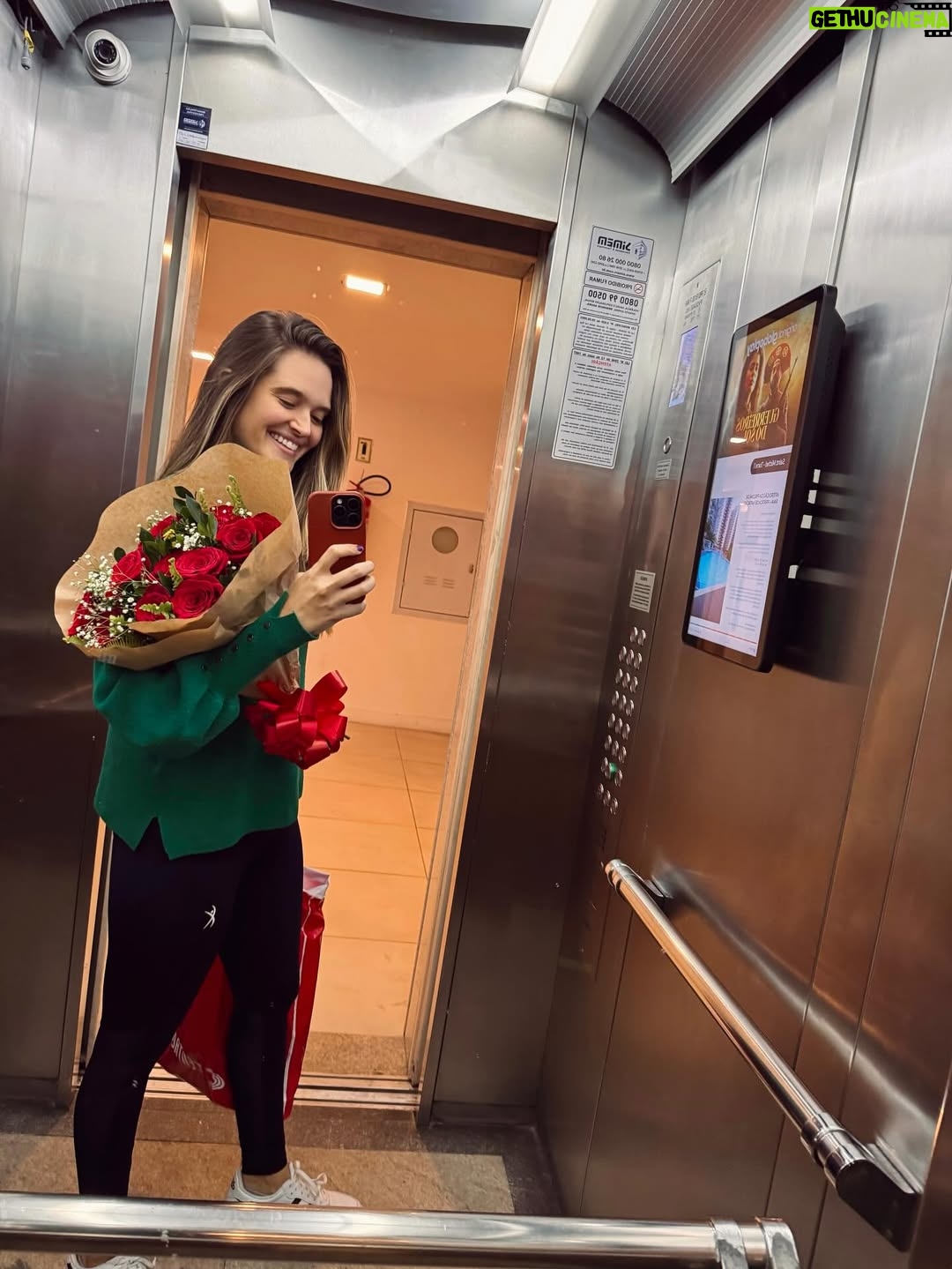 Juliana Paiva - 80.5K Likes - Aiai, hoje o dia acordou mais romântico, né!?rs
Uma data gostosa pra celebrar o amor e os encontros inesperados que deixam o caminhar da vida mais leve e mais bonito!
Meu amor, que possamos conservar esse sentimento delicioso todos os dias, pq como eu sempre te digo o amor mora nos detalhes e é na rotina que renovamos tudo isso!
Obrigada por cuidar da gente e se dedicar para irmos juntos, sempre e mais!
Te amo todos os dias e quero seu coração sempre juntinho do meu dentro do nosso abraço gostoso que acolhe e reinicia!
Que bom que é vc!
Feliz dia dos namorados, minha escolha!👩🏼‍❤️‍💋‍👨🏻❤️💐✨💫