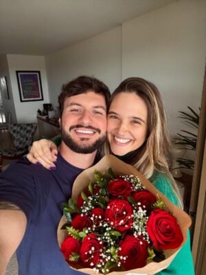 Juliana Paiva Instagram - Aiai, hoje o dia acordou mais romântico, né!?rs
Uma data gostosa pra celebrar o amor e os encontros inesperados que deixam o caminhar da vida mais leve e mais bonito!
Meu amor, que possamos conservar esse sentimento delicioso todos os dias, pq como eu sempre te digo o amor mora nos detalhes e é na rotina que renovamos tudo isso!
Obrigada por cuidar da gente e se dedicar para irmos juntos, sempre e mais!
Te amo todos os dias e quero seu coração sempre juntinho do meu dentro do nosso abraço gostoso que acolhe e reinicia!
Que bom que é vc!
Feliz dia dos namorados, minha escolha!👩🏼‍❤️‍💋‍👨🏻❤️💐✨💫