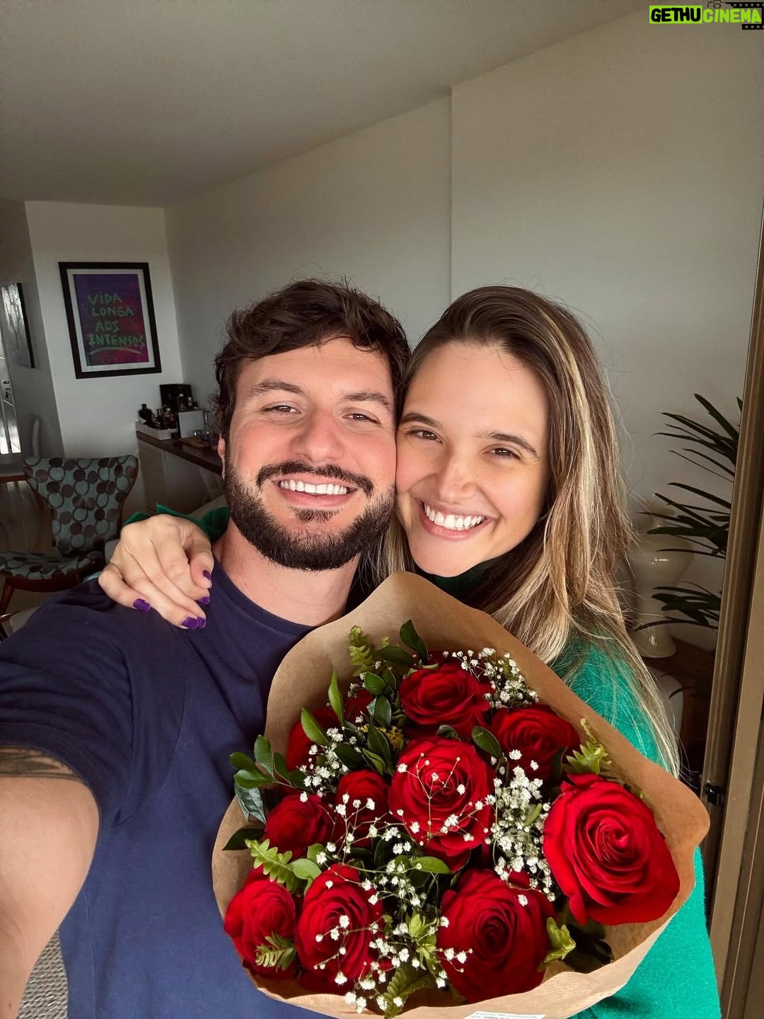 Juliana Paiva - 80.5K Likes - Aiai, hoje o dia acordou mais romântico, né!?rs
Uma data gostosa pra celebrar o amor e os encontros inesperados que deixam o caminhar da vida mais leve e mais bonito!
Meu amor, que possamos conservar esse sentimento delicioso todos os dias, pq como eu sempre te digo o amor mora nos detalhes e é na rotina que renovamos tudo isso!
Obrigada por cuidar da gente e se dedicar para irmos juntos, sempre e mais!
Te amo todos os dias e quero seu coração sempre juntinho do meu dentro do nosso abraço gostoso que acolhe e reinicia!
Que bom que é vc!
Feliz dia dos namorados, minha escolha!👩🏼‍❤️‍💋‍👨🏻❤️💐✨💫