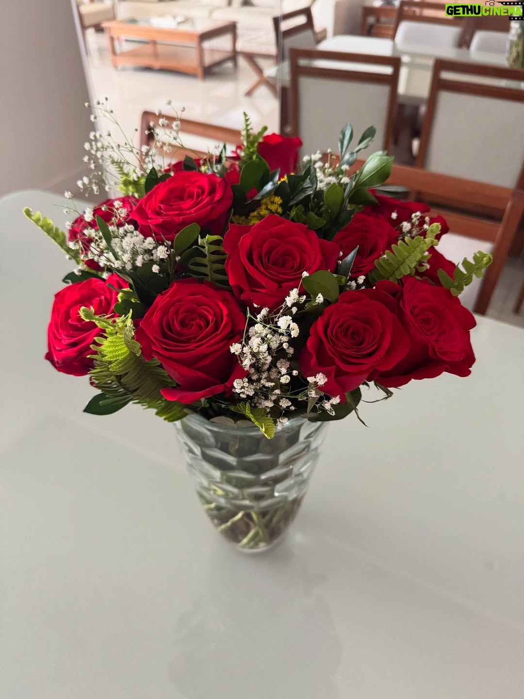 Juliana Paiva - 80.5K Likes - Aiai, hoje o dia acordou mais romântico, né!?rs
Uma data gostosa pra celebrar o amor e os encontros inesperados que deixam o caminhar da vida mais leve e mais bonito!
Meu amor, que possamos conservar esse sentimento delicioso todos os dias, pq como eu sempre te digo o amor mora nos detalhes e é na rotina que renovamos tudo isso!
Obrigada por cuidar da gente e se dedicar para irmos juntos, sempre e mais!
Te amo todos os dias e quero seu coração sempre juntinho do meu dentro do nosso abraço gostoso que acolhe e reinicia!
Que bom que é vc!
Feliz dia dos namorados, minha escolha!👩🏼‍❤️‍💋‍👨🏻❤️💐✨💫