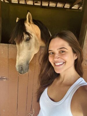 Juliana Paiva Instagram - Quando o set de gravação é dentro de um haras e entre uma cena e outra vc consegue dar uma escapadinha pra namorar essas fofuras! 🙌🏼🥰🐴✨