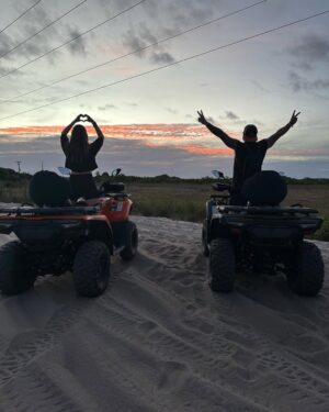Juliana Paiva Instagram - É amigos..não tá fácil desapegar da Bahia!🤷🏼‍♀️😂💖🌴
Prometo que é o último post da viagem, mas como é bom viajar e voltar de bateria recarregada para a rotina né!? Tava precisando demais!🙌🏼🔋✨
Agora conta pra mim…qual foi o último destino que te energizou? Já vou anotar para a próxima “fuga”!👀