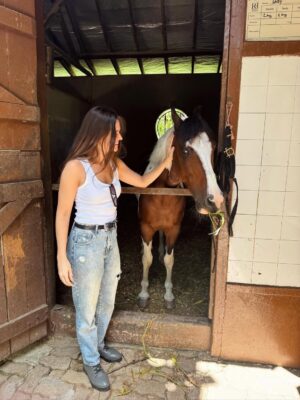 Juliana Paiva Instagram - Quando o set de gravação é dentro de um haras e entre uma cena e outra vc consegue dar uma escapadinha pra namorar essas fofuras! 🙌🏼🥰🐴✨