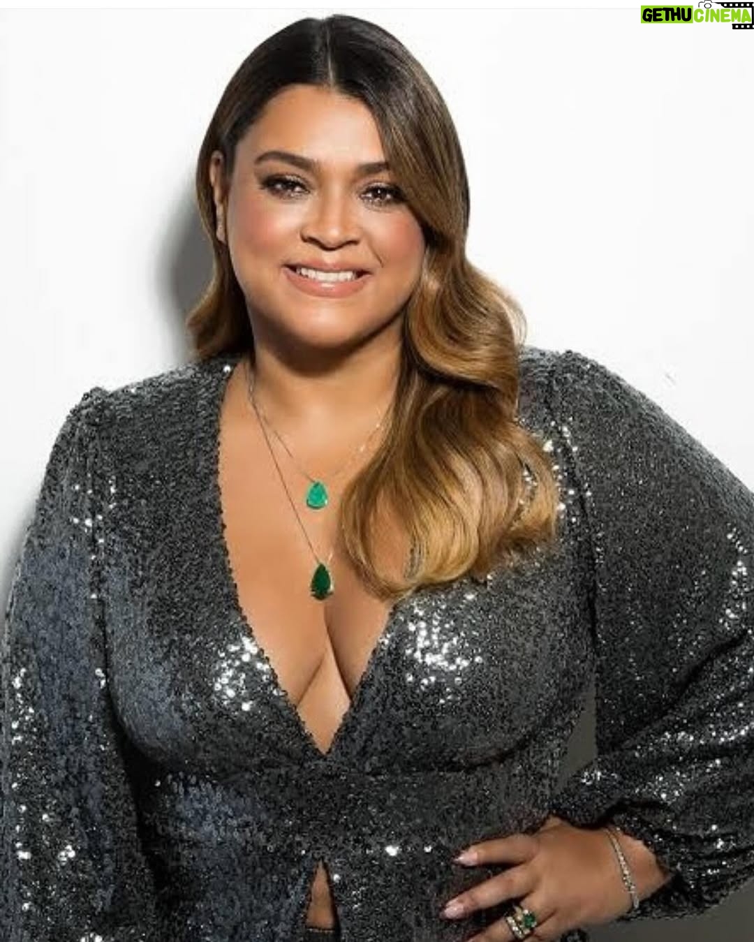 Juliana Paiva - 80.9K Likes - Preta é farol de luz, brilho, autenticidade, amor, amizade, música, força, luta, fé e alegria! Farol eterno..brilho nunca apagado!
Segue agora mais livre e leve de todos os tormentos terrenos! 
Sua luta deixa um baita legado! Uma vida linda que abraçou muita gente com a sua existência!
Obrigada por iluminar tudo por aqui!
Seguimos com a sua energia!💖✨💫