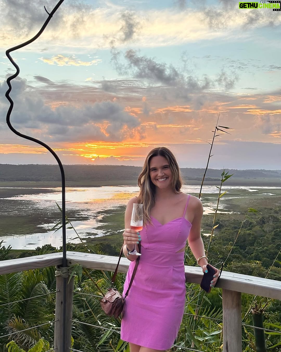 Juliana Paiva - 71.9K Likes - É amigos..não tá fácil desapegar da Bahia!🤷🏼‍♀️😂💖🌴
Prometo que é o último post da viagem, mas como é bom viajar e voltar de bateria recarregada para a rotina né!? Tava precisando demais!🙌🏼🔋✨
Agora conta pra mim…qual foi o último destino que te energizou? Já vou anotar para a próxima “fuga”!👀