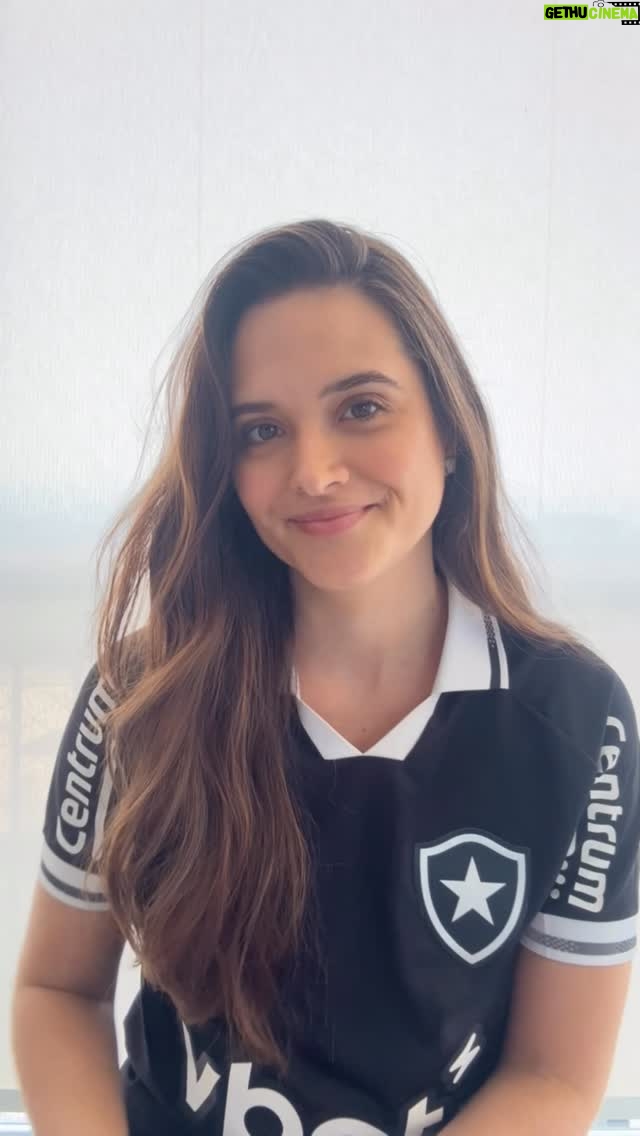 Juliana Paiva - 75.9K Likes - Duas mensagens muito importantes. Duas campanhas
que não podem passar despercebidas! #HoraDelas #RespeitaAsMinas
Não é só uma partida de futebol, é um manifesto!
Violência contra a mulher é crime! Disque 190 e denuncie! 
Que essa união dentro de campo ajude a mudar o que acontece fora dele!❤️ @botafogo  @corinthians
