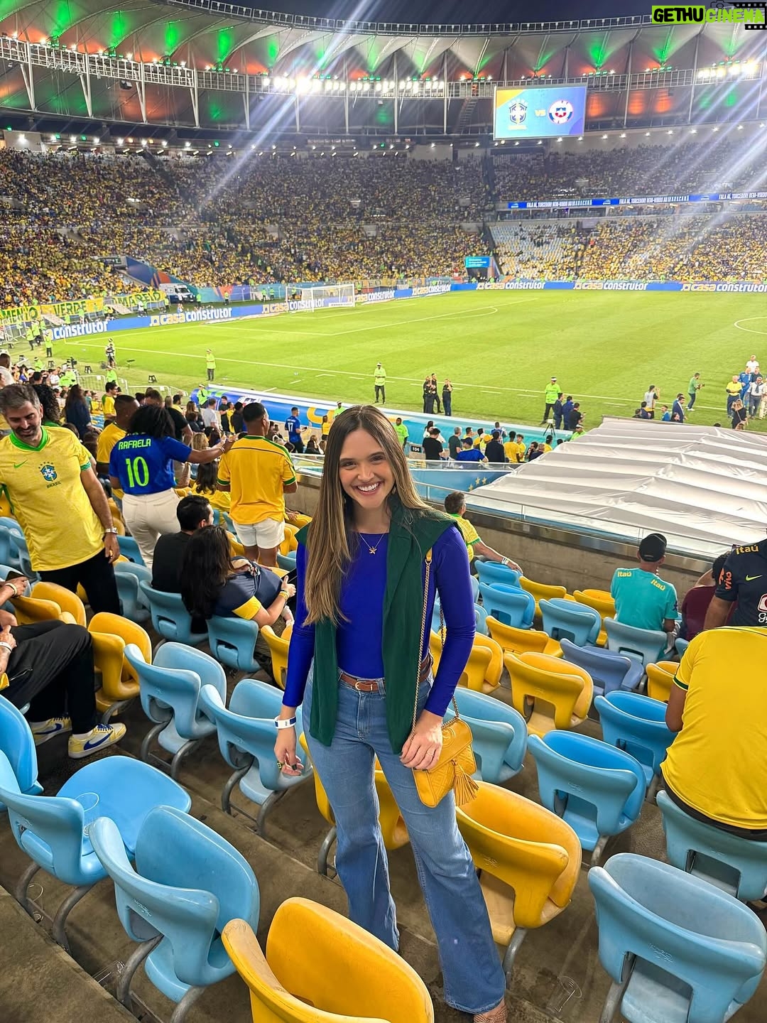 Juliana Paiva - 72.6K Likes - “Mostra tua Força Brasil
E amarra o amor na chuteira
Que a garra da Torcida inteira
Vai junto com você Brasil”🙌🏼💚💛💙✨

Que emoção assistir pela primeira vez ao vivo a nossa seleção brilhar em campo, ainda mais esse campo sendo o nosso Maraca!😍
Como é bom torcer e vibrar por nós!!
Experiência inesquecível e já com sabor de copa!
Obrigada @brasil por esse convite mágico!
Parabéns Seleção!
Agora é rumo ao Hexa!!🇧🇷❤️✨