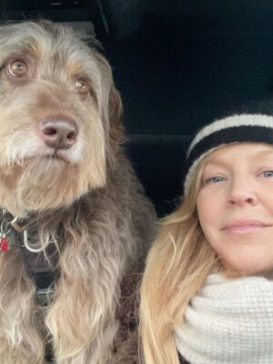 Julie Bélanger Instagram - 2025 a été une année de vent dans face. Des vents qui décoiffent, déstabilisent, étourdissent. Mais à travers la tempête: la famille, les amis, l’amour. Le beau temps revient toujours. Bienvenue 2026, très heureuse de te voir arriver! ❤️🥂✨💫