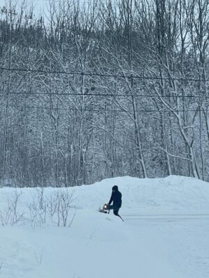 Julie Bélanger Instagram - 2025 a été une année de vent dans face. Des vents qui décoiffent, déstabilisent, étourdissent. Mais à travers la tempête: la famille, les amis, l’amour. Le beau temps revient toujours. Bienvenue 2026, très heureuse de te voir arriver! ❤️🥂✨💫