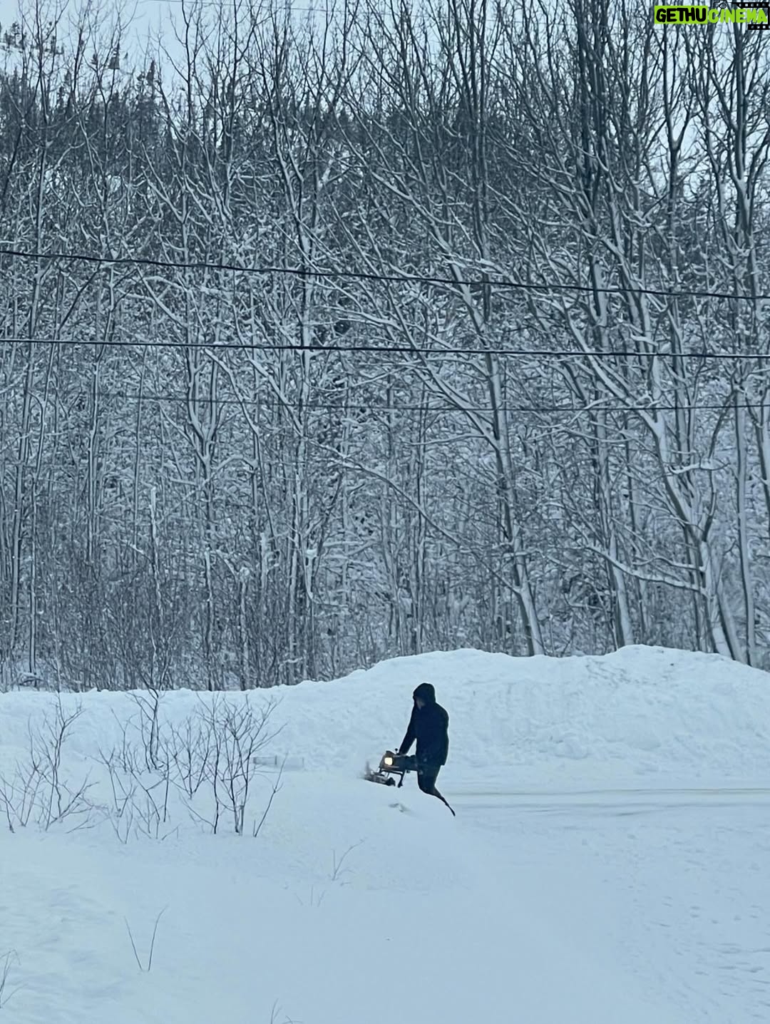 Julie Bélanger - 3.9K Likes - 2025 a été une année de vent dans face. Des vents qui décoiffent, déstabilisent, étourdissent. Mais à travers la tempête: la famille, les amis, l’amour. Le beau temps revient toujours. Bienvenue 2026, très heureuse de te voir arriver! ❤️🥂✨💫