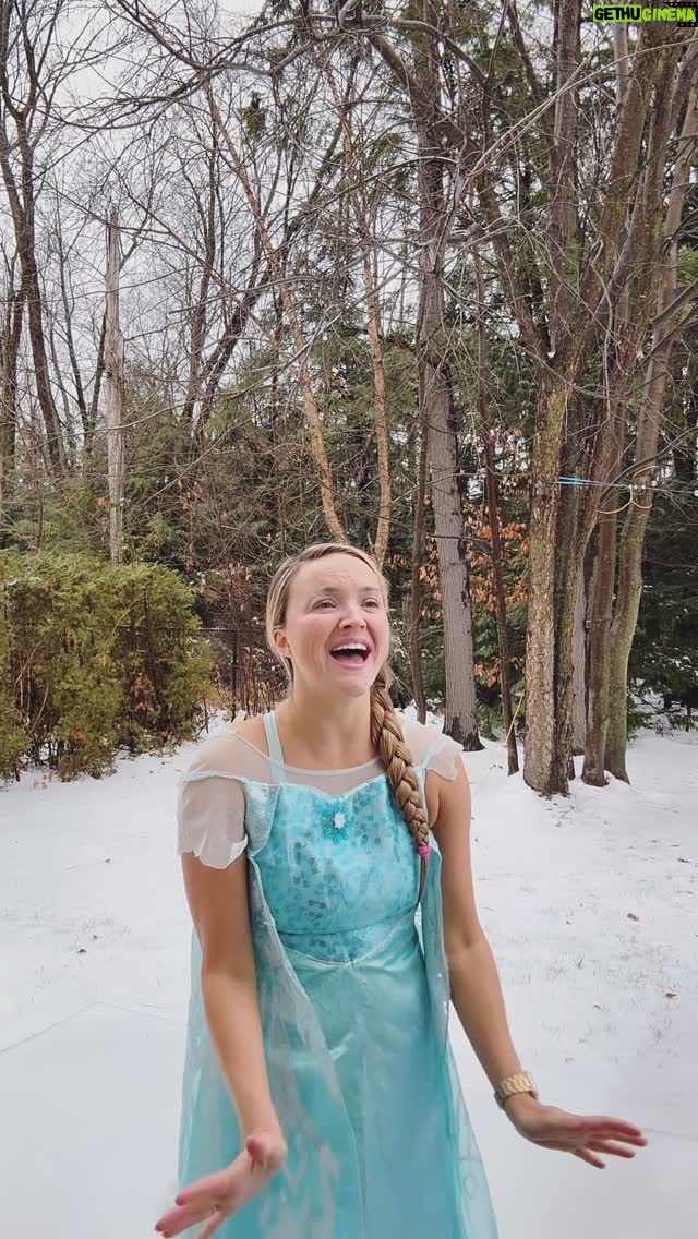 Julie Ringuette - 1.8K Likes - Ben oui, c’est la PREMIÈRE neige….
PIS!!?????
Ça ne me fait ABSOLUMENT rien!!!!
BOF!!! 😒

Tsé, un moment donné faut en revenir!!!!
#frozen #reinedesneiges❄️ #firstsnow #premiereneige