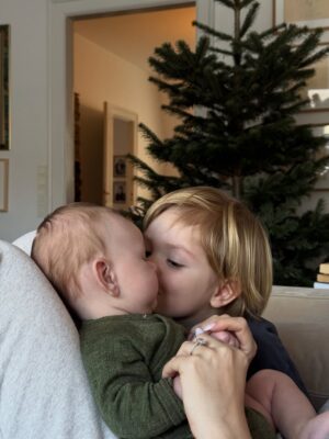 Julie Zangenberg Instagram - Glædelig jul fra mig og drengene🥹

Carlo & Leo Faarup Bagh Zangenberg julen 2025❤️‍🔥 Er en meget taknemmelig mamma. 

Dette billede må ikke bruges uden vores samtykke🤗