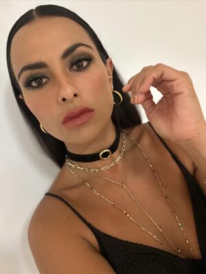 Julieta Grajales Instagram - La congruencia no surge de la imposición externa, ni del “deber ser” que dicta la sociedad. Es un principio energético porque se sostiene en la alineación interna: cuando lo que piensas, sientes, dices y haces vibra en la misma dirección, tu energía circula sin fricción. No gastas fuerza en sostener máscaras, excusas o contradicciones.
Ser congruente abre un canal directo entre tu intención y tus acciones; por eso las manifestaciones se vuelven más fluidas y tu presencia más potente. La vida empieza a responder con claridad cuando tú mismo te vuelves claro.
La incongruencia, en cambio, fragmenta tu campo: una parte de ti quiere avanzar, otra se frena; una dice “sí”, otra “no”. Esa dispersión energética crea ruido interno, confusión y desgaste.
Por eso la congruencia no es una obligación moral, sino un acto de coherencia vibracional. No es algo que “tienes” que hacer: es algo que te libera. Ser congruente te devuelve a tu eje, te hace más honesto contigo y más efectivo en el mundo.
Cuando tu energía y tu verdad se encuentran, tu vida deja de ser esfuerzo y empieza a ser dirección. ❤️✨