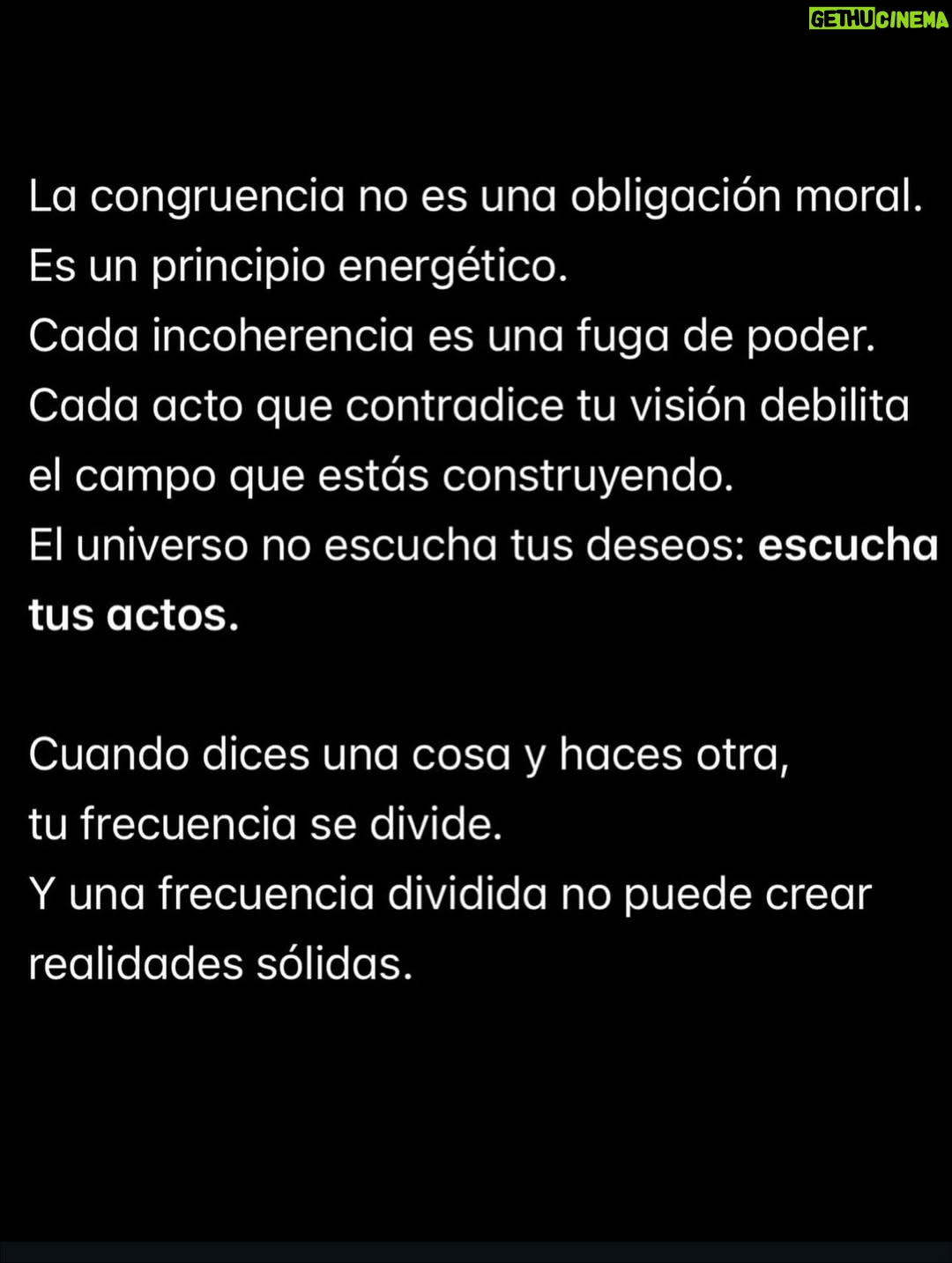 Julieta Grajales - 4.2K Likes - La congruencia no surge de la imposición externa, ni del “deber ser” que dicta la sociedad. Es un principio energético porque se sostiene en la alineación interna: cuando lo que piensas, sientes, dices y haces vibra en la misma dirección, tu energía circula sin fricción. No gastas fuerza en sostener máscaras, excusas o contradicciones.

Ser congruente abre un canal directo entre tu intención y tus acciones; por eso las manifestaciones se vuelven más fluidas y tu presencia más potente. La vida empieza a responder con claridad cuando tú mismo te vuelves claro.
La incongruencia, en cambio, fragmenta tu campo: una parte de ti quiere avanzar, otra se frena; una dice “sí”, otra “no”. Esa dispersión energética crea ruido interno, confusión y desgaste.

Por eso la congruencia no es una obligación moral, sino un acto de coherencia vibracional. No es algo que “tienes” que hacer: es algo que te libera. Ser congruente te devuelve a tu eje, te hace más honesto contigo y más efectivo en el mundo.

Cuando tu energía y tu verdad se encuentran, tu vida deja de ser esfuerzo y empieza a ser dirección. ❤️✨