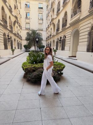 Julieta Ortega Instagram - Cómo me gusta Buenos Aires 🤍
Y mi casa de mañana, 
de tarde y de noche.

Traje @anne.bsas 
Cadena llave @wearerokkus 
Corte y color @th.room 
Make up @mauriciocamilomaquillador
