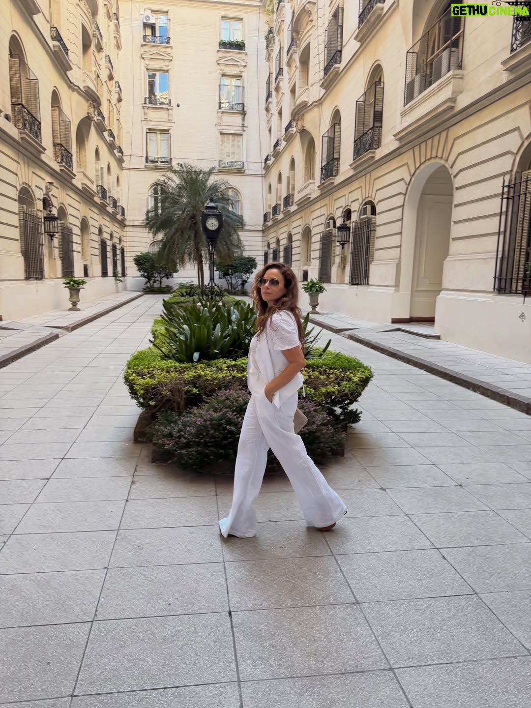 Julieta Ortega - 6.1K Likes - Cómo me gusta Buenos Aires 🤍
Y mi casa de mañana, 
de tarde y de noche.

Traje @anne.bsas 
Cadena llave @wearerokkus 
Corte y color @th.room 
Make up @mauriciocamilomaquillador