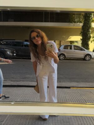Julieta Ortega Instagram - Cómo me gusta Buenos Aires 🤍
Y mi casa de mañana, 
de tarde y de noche.

Traje @anne.bsas 
Cadena llave @wearerokkus 
Corte y color @th.room 
Make up @mauriciocamilomaquillador