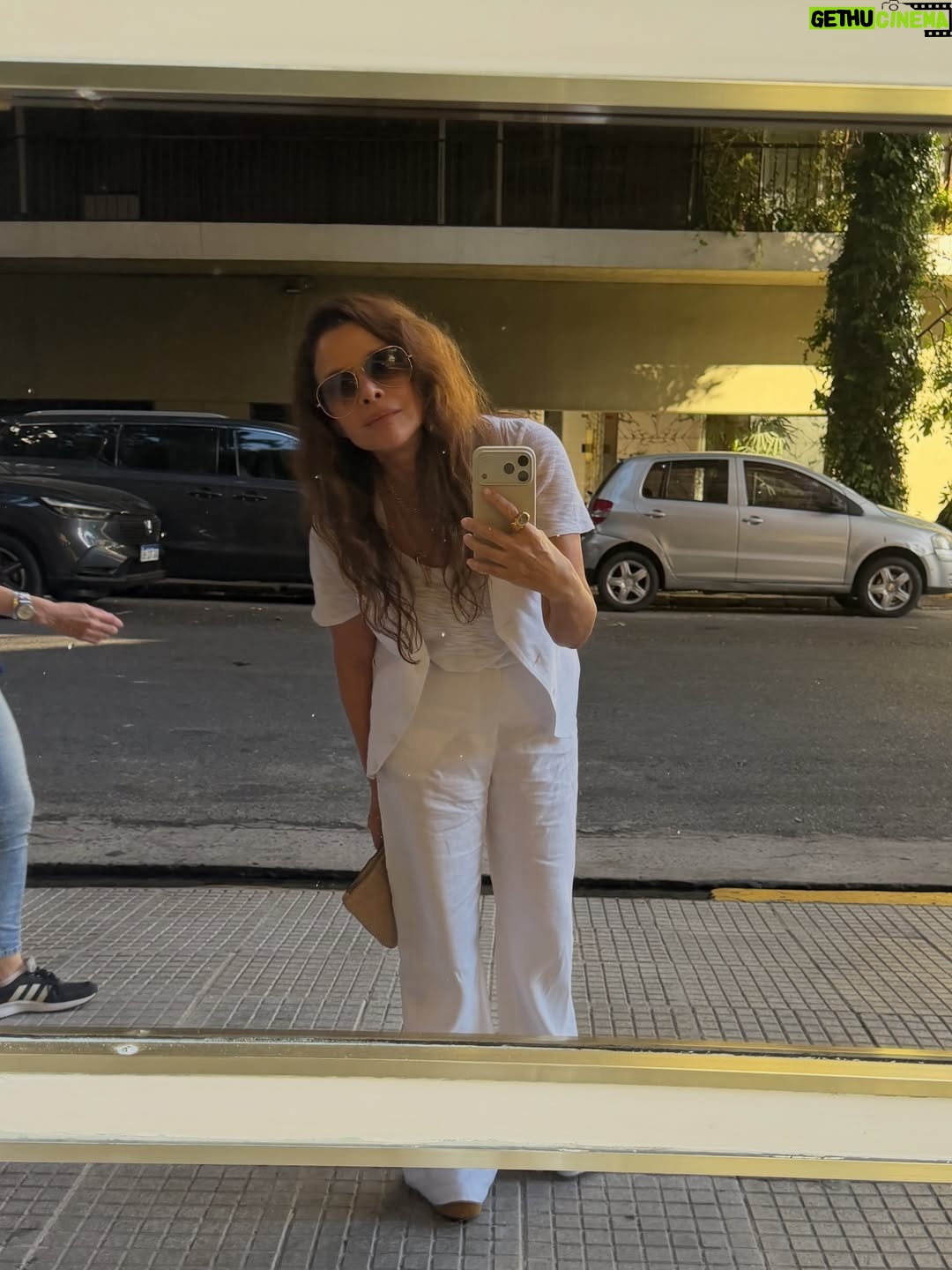 Julieta Ortega - 6.1K Likes - Cómo me gusta Buenos Aires 🤍
Y mi casa de mañana, 
de tarde y de noche.

Traje @anne.bsas 
Cadena llave @wearerokkus 
Corte y color @th.room 
Make up @mauriciocamilomaquillador