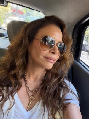 Julieta Ortega Instagram - Cómo me gusta Buenos Aires 🤍
Y mi casa de mañana, 
de tarde y de noche.

Traje @anne.bsas 
Cadena llave @wearerokkus 
Corte y color @th.room 
Make up @mauriciocamilomaquillador