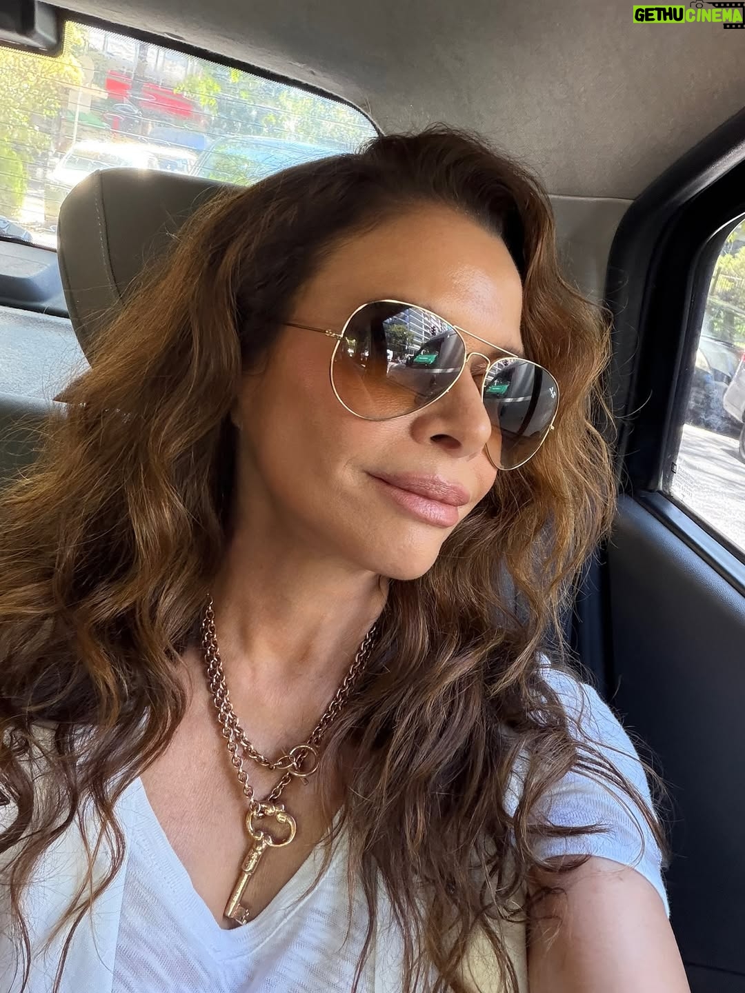 Julieta Ortega - 6.1K Likes - Cómo me gusta Buenos Aires 🤍
Y mi casa de mañana, 
de tarde y de noche.

Traje @anne.bsas 
Cadena llave @wearerokkus 
Corte y color @th.room 
Make up @mauriciocamilomaquillador