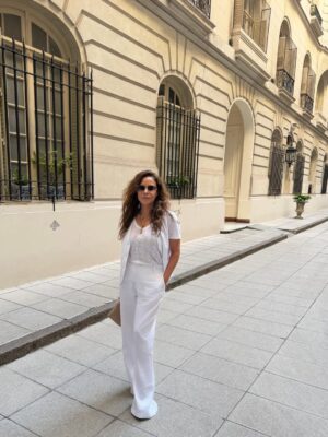 Julieta Ortega Instagram - Cómo me gusta Buenos Aires 🤍
Y mi casa de mañana, 
de tarde y de noche.

Traje @anne.bsas 
Cadena llave @wearerokkus 
Corte y color @th.room 
Make up @mauriciocamilomaquillador