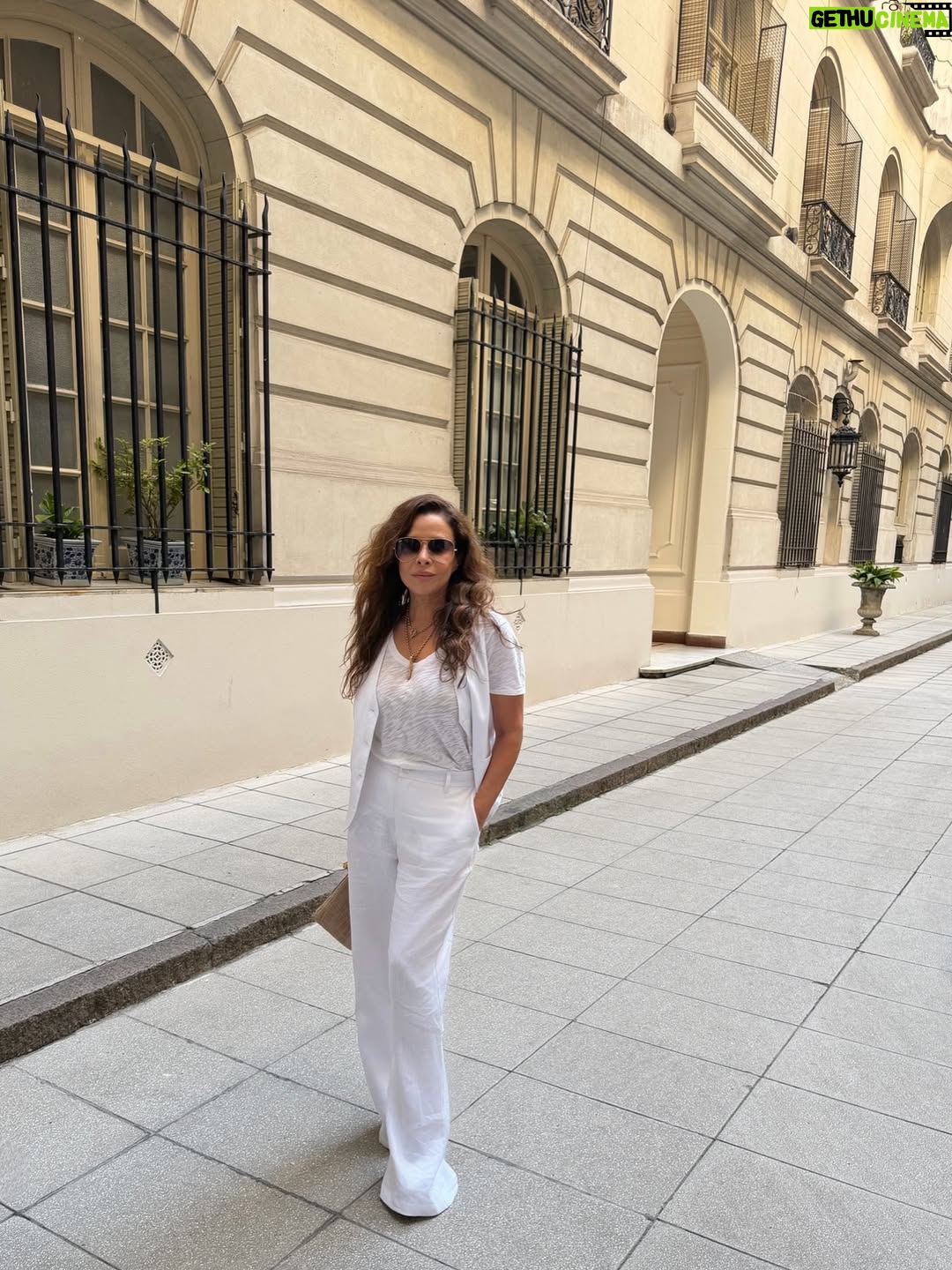 Julieta Ortega - 6.1K Likes - Cómo me gusta Buenos Aires 🤍
Y mi casa de mañana, 
de tarde y de noche.

Traje @anne.bsas 
Cadena llave @wearerokkus 
Corte y color @th.room 
Make up @mauriciocamilomaquillador
