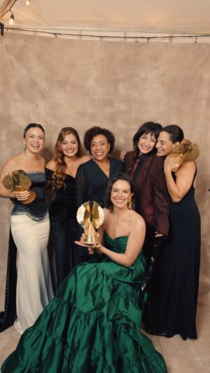 Julieth Restrepo Instagram - Pedacitos de lo que fue una de las noches más hermosas y emocionantes de mi vida. PREMIOS MACONDO en mi Medellín del alma!!! 9 premios para Estimados Señores y muchas almas celebrando a nuestro cine Nacional!! Gracias @academiacolcine por una noche inolvidable!!!
.
Styling @alejandramunozg
Vestido @alitzagarcia
Accesorios @anacarojoyeria
MU @yenzulu_art
Hair @isleny_a_a