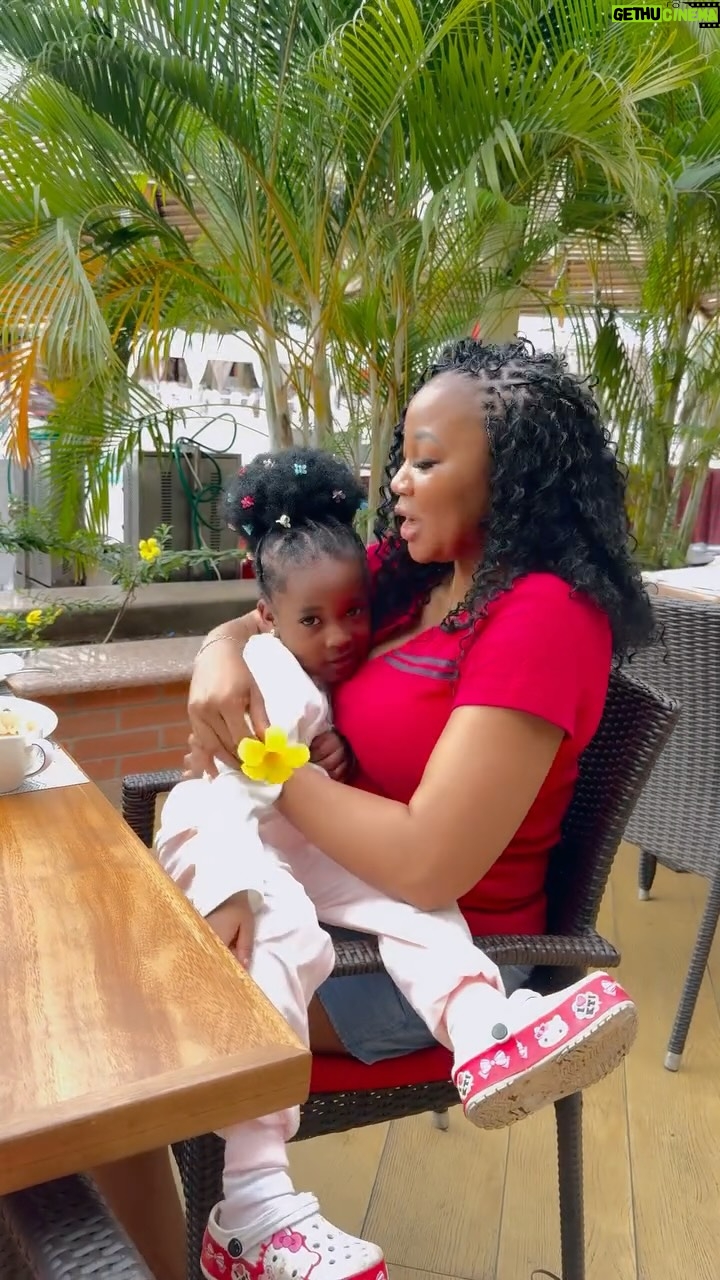 Jumoke Odetola - 23.1K Likes - See who just got a Boxing Day gift today💃

This girl is an angel that the ANGEL of THE BOO to THE BOOLESS sent to console me since of all of you chose to embarrass me today. 

God bless her parent. She is so adorable & filled with love.

🎥 @fatimoh.salami.33