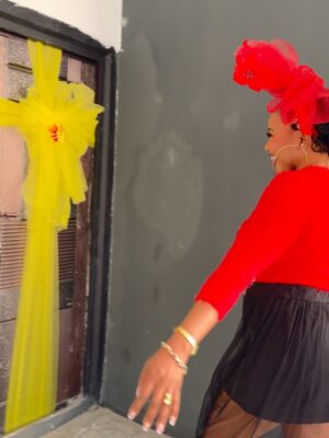 Jumoke Odetola Instagram - One of God’s blessings to me this year 🔑 

Grateful heart 🙏
Everything I own, I owe to God Almighty, the giver of blessings that come with no sorrow and peace of mind

Thank you @zylushomes for upholding your watchword 
INTEGRITY 📌 
A home that comes with all the right documents 
A home that comes with peace of mind

Fascinator @tcubecreations