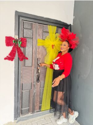 Jumoke Odetola Instagram - One of God’s blessings to me this year 🔑 

Grateful heart 🙏
Everything I own, I owe to God Almighty, the giver of blessings that come with no sorrow and peace of mind

Thank you @zylushomes for upholding your watchword 
INTEGRITY 📌 
A home that comes with all the right documents 
A home that comes with peace of mind

Fascinator @tcubecreations