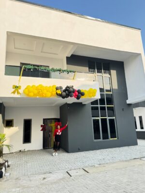 Jumoke Odetola Instagram - One of God’s blessings to me this year 🔑 

Grateful heart 🙏
Everything I own, I owe to God Almighty, the giver of blessings that come with no sorrow and peace of mind

Thank you @zylushomes for upholding your watchword 
INTEGRITY 📌 
A home that comes with all the right documents 
A home that comes with peace of mind

Fascinator @tcubecreations
