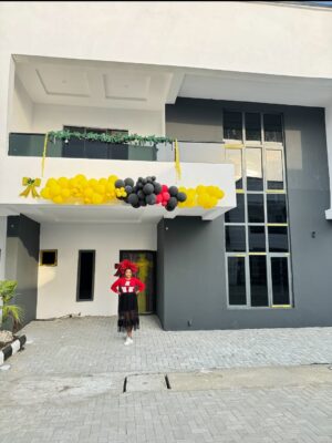 Jumoke Odetola Instagram - One of God’s blessings to me this year 🔑 

Grateful heart 🙏
Everything I own, I owe to God Almighty, the giver of blessings that come with no sorrow and peace of mind

Thank you @zylushomes for upholding your watchword 
INTEGRITY 📌 
A home that comes with all the right documents 
A home that comes with peace of mind

Fascinator @tcubecreations