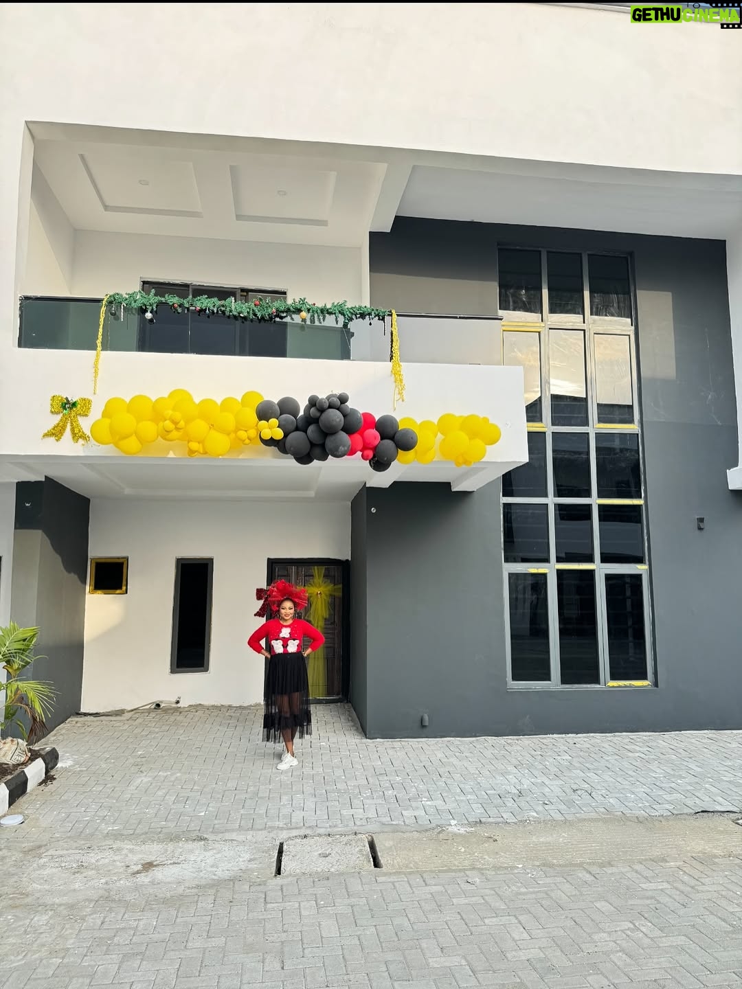 Jumoke Odetola - 21.6K Likes - One of God’s blessings to me this year 🔑 

Grateful heart 🙏
Everything I own, I owe to God Almighty, the giver of blessings that come with no sorrow and peace of mind

Thank you @zylushomes for upholding your watchword 
INTEGRITY 📌 
A home that comes with all the right documents 
A home that comes with peace of mind

Fascinator @tcubecreations