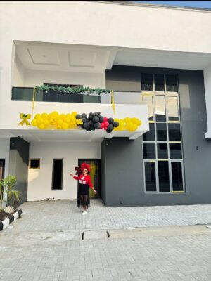 Jumoke Odetola Instagram - One of God’s blessings to me this year 🔑 

Grateful heart 🙏
Everything I own, I owe to God Almighty, the giver of blessings that come with no sorrow and peace of mind

Thank you @zylushomes for upholding your watchword 
INTEGRITY 📌 
A home that comes with all the right documents 
A home that comes with peace of mind

Fascinator @tcubecreations