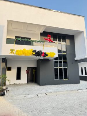 Jumoke Odetola Instagram - One of God’s blessings to me this year 🔑 

Grateful heart 🙏
Everything I own, I owe to God Almighty, the giver of blessings that come with no sorrow and peace of mind

Thank you @zylushomes for upholding your watchword 
INTEGRITY 📌 
A home that comes with all the right documents 
A home that comes with peace of mind

Fascinator @tcubecreations