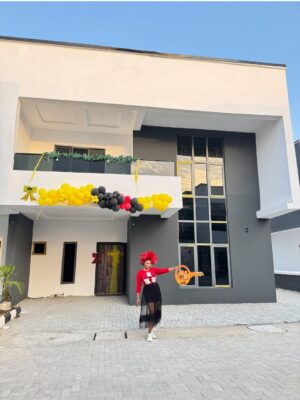 Jumoke Odetola Instagram - One of God’s blessings to me this year 🔑 

Grateful heart 🙏
Everything I own, I owe to God Almighty, the giver of blessings that come with no sorrow and peace of mind

Thank you @zylushomes for upholding your watchword 
INTEGRITY 📌 
A home that comes with all the right documents 
A home that comes with peace of mind

Fascinator @tcubecreations