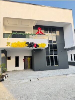 Jumoke Odetola Instagram - One of God’s blessings to me this year 🔑 

Grateful heart 🙏
Everything I own, I owe to God Almighty, the giver of blessings that come with no sorrow and peace of mind

Thank you @zylushomes for upholding your watchword 
INTEGRITY 📌 
A home that comes with all the right documents 
A home that comes with peace of mind

Fascinator @tcubecreations