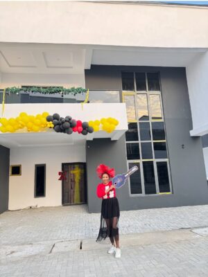 Jumoke Odetola Instagram - One of God’s blessings to me this year 🔑 

Grateful heart 🙏
Everything I own, I owe to God Almighty, the giver of blessings that come with no sorrow and peace of mind

Thank you @zylushomes for upholding your watchword 
INTEGRITY 📌 
A home that comes with all the right documents 
A home that comes with peace of mind

Fascinator @tcubecreations