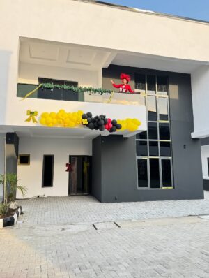 Jumoke Odetola Instagram - One of God’s blessings to me this year 🔑 

Grateful heart 🙏
Everything I own, I owe to God Almighty, the giver of blessings that come with no sorrow and peace of mind

Thank you @zylushomes for upholding your watchword 
INTEGRITY 📌 
A home that comes with all the right documents 
A home that comes with peace of mind

Fascinator @tcubecreations