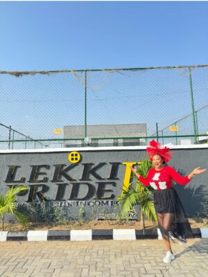 Jumoke Odetola Instagram - One of God’s blessings to me this year 🔑 

Grateful heart 🙏
Everything I own, I owe to God Almighty, the giver of blessings that come with no sorrow and peace of mind

Thank you @zylushomes for upholding your watchword 
INTEGRITY 📌 
A home that comes with all the right documents 
A home that comes with peace of mind

Fascinator @tcubecreations