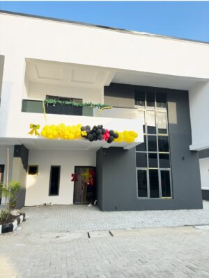 Jumoke Odetola Instagram - One of God’s blessings to me this year 🔑 

Grateful heart 🙏
Everything I own, I owe to God Almighty, the giver of blessings that come with no sorrow and peace of mind

Thank you @zylushomes for upholding your watchword 
INTEGRITY 📌 
A home that comes with all the right documents 
A home that comes with peace of mind

Fascinator @tcubecreations